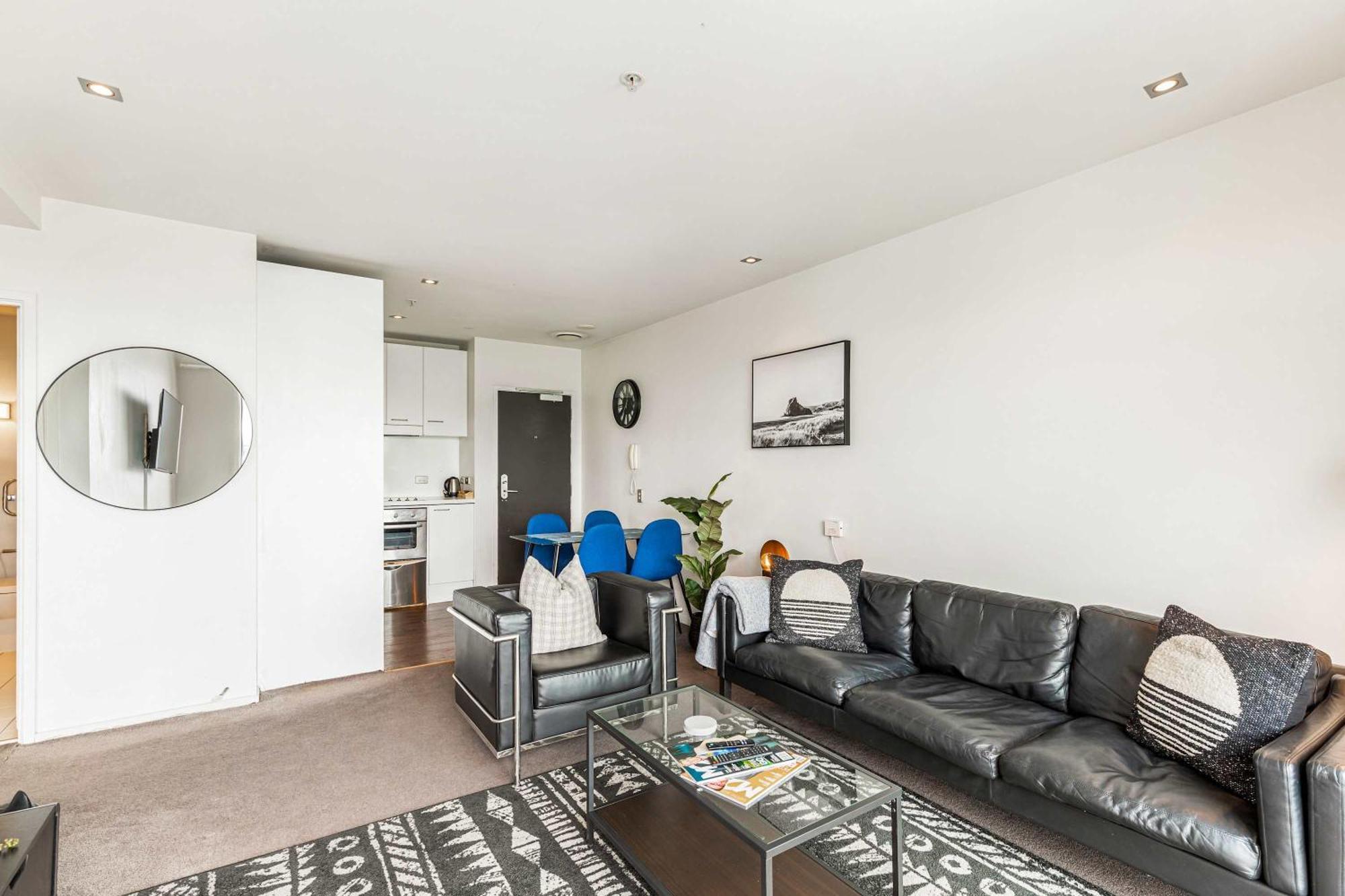 Luxury 2br In Cbd Pool, Gym, Prime Spot