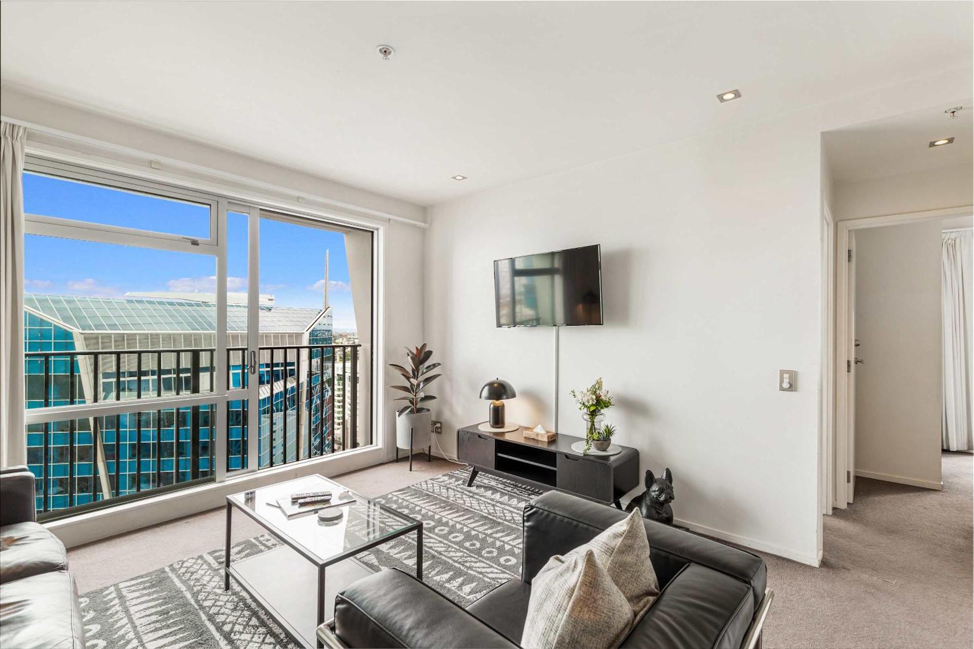 Luxury 2br In Cbd Pool, Gym, Prime Spot Apartment