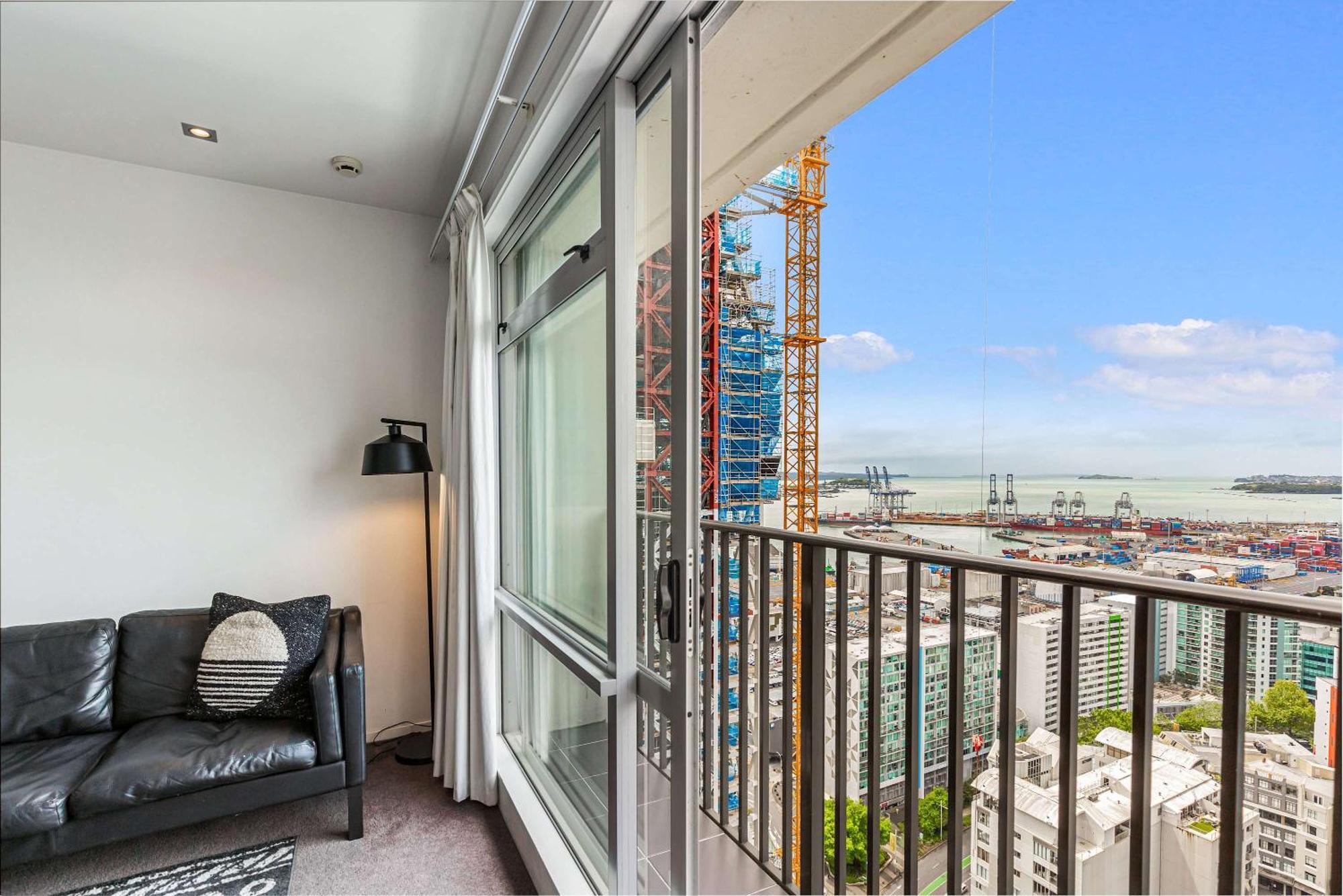 Luxury 2br In Cbd Pool, Gym, Prime Spot Apartment *