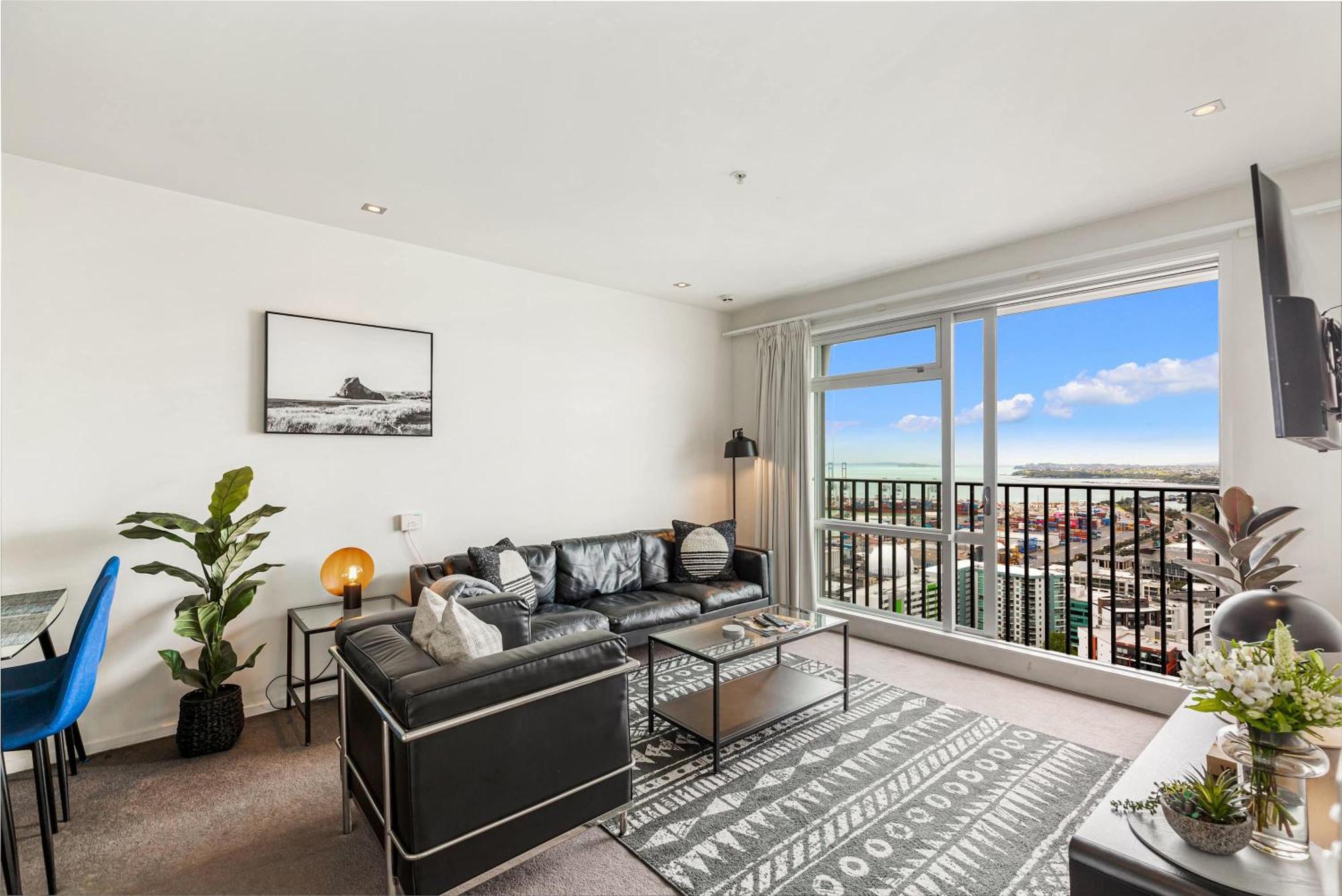 Luxury 2br In Cbd Pool, Gym, Prime Spot *