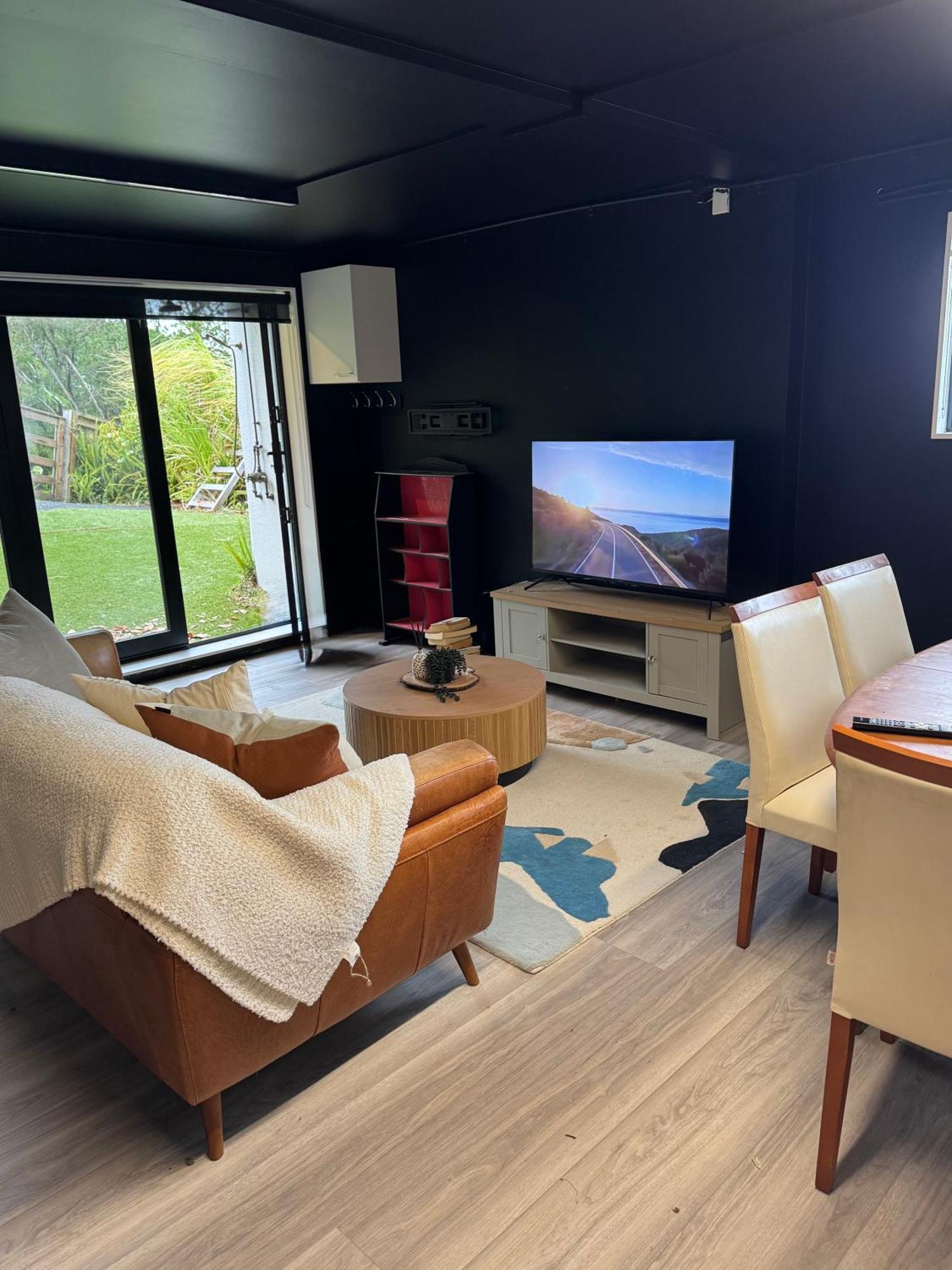 Sandy Toes & Netflix Nights, Relaxing Retreat Guest house Auckland