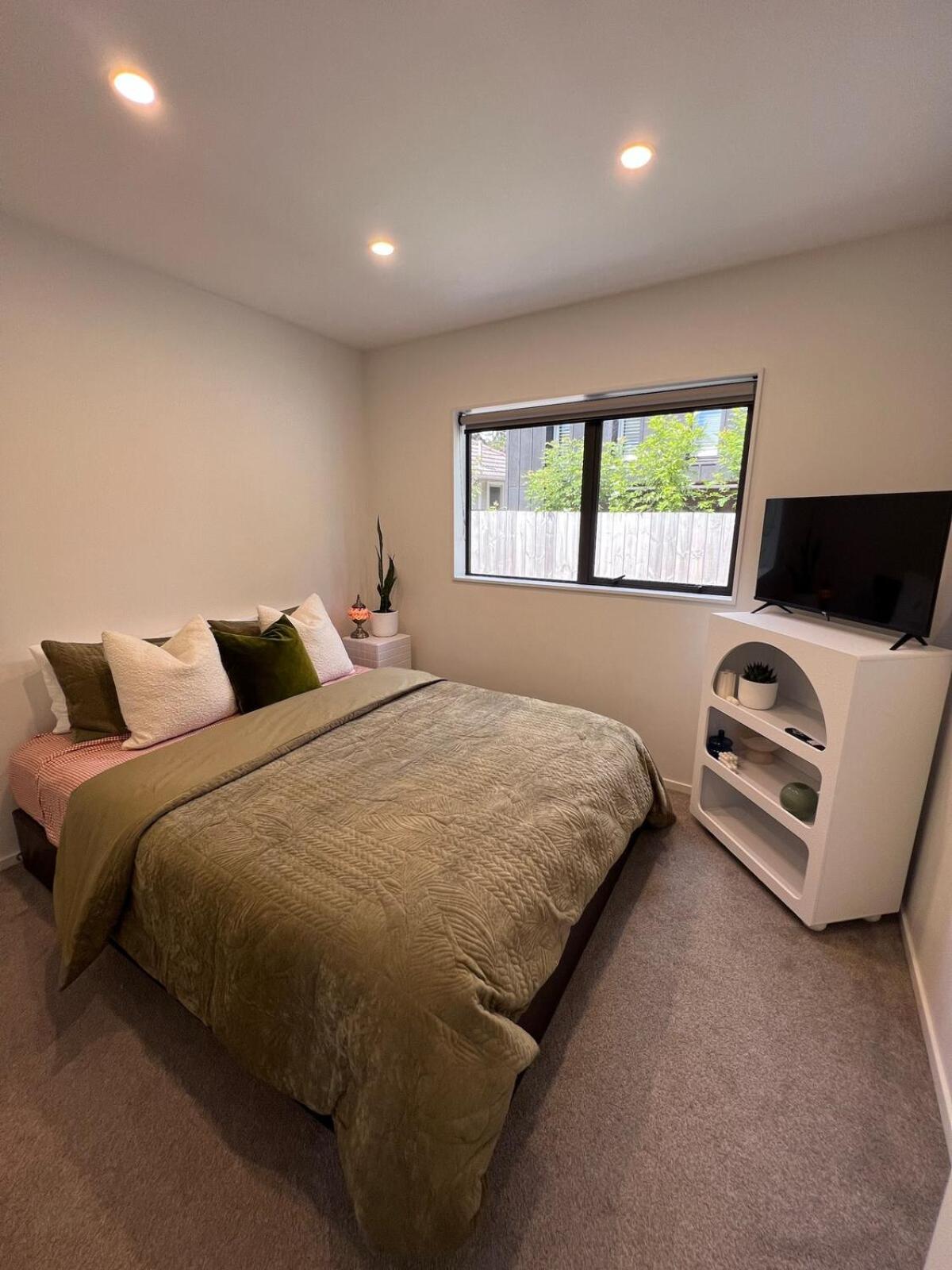 Holiday home Spacious And Modern - 12 Minute Drive From Cbd! Auckland