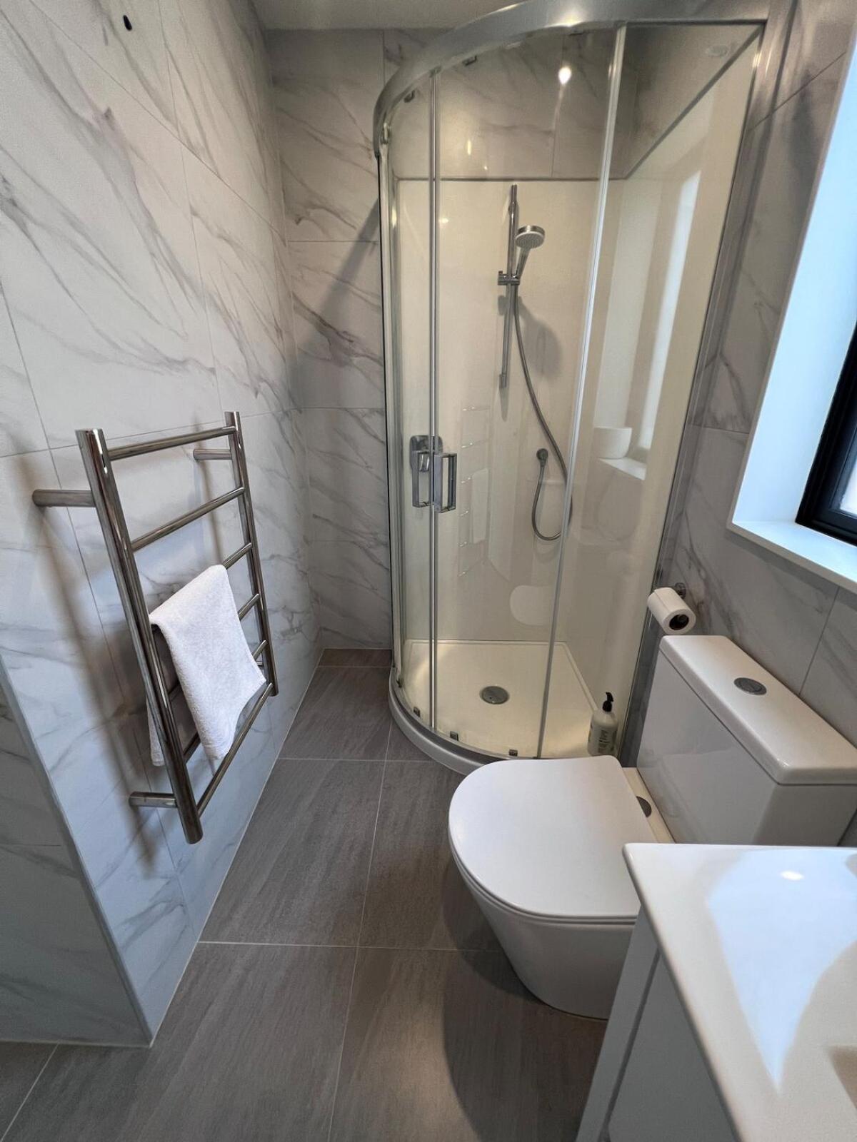 Spacious And Modern - 12 Minute Drive From Cbd! Auckland