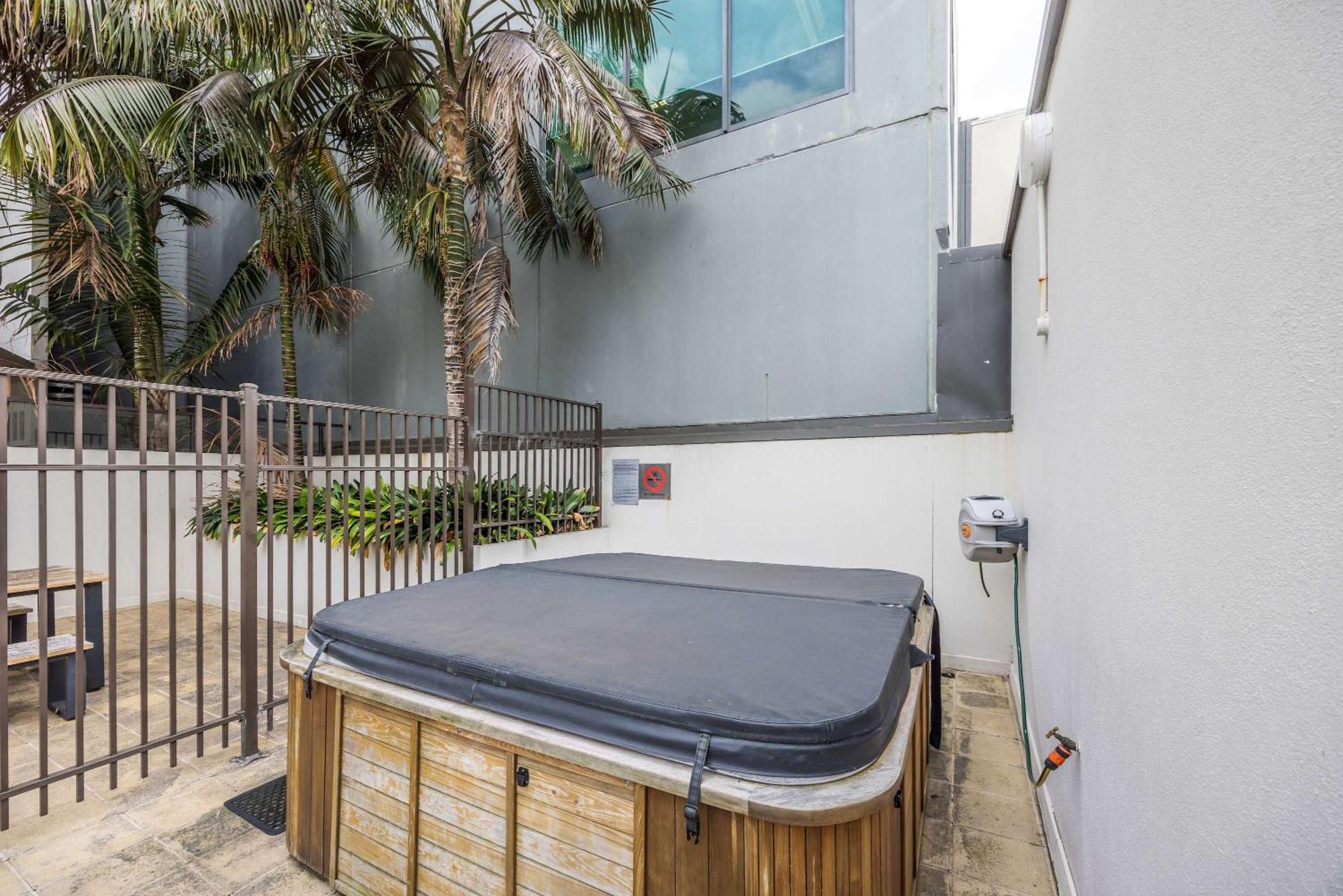 Modern Viaduct W Pool Gym Skytower Views Apartment *