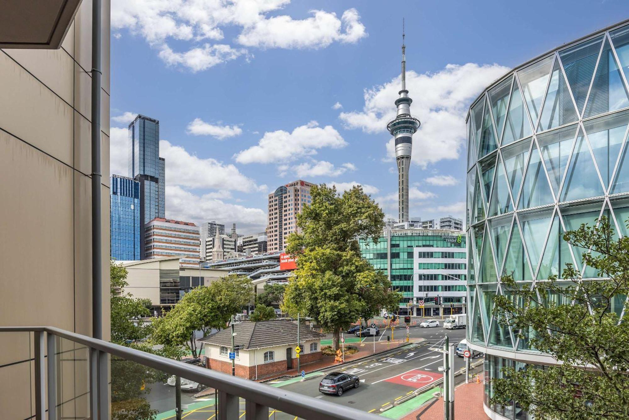 Modern Viaduct W Pool Gym Skytower Views Apartment Auckland