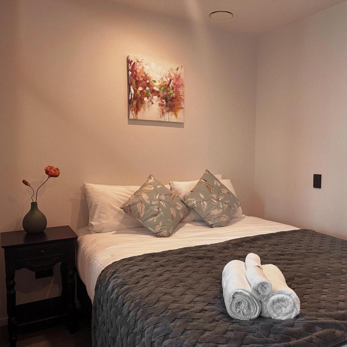 Elegant Center Stay, Stylish Living