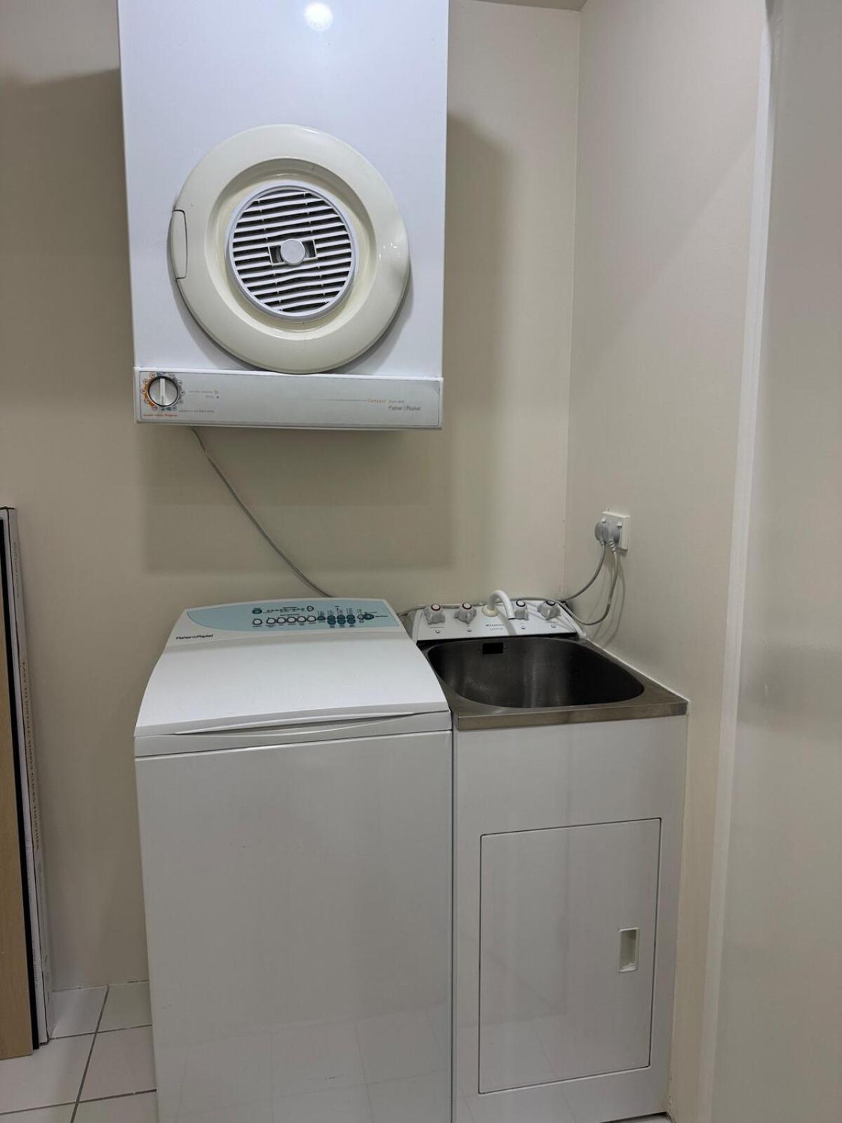 Luxury Penthouse 2 Bd 2 Bth 2 Carparks Pool *