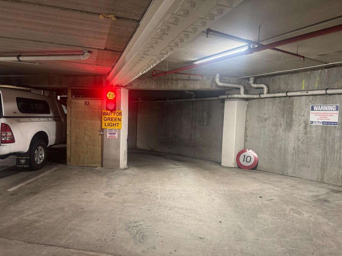 Luxury Penthouse 2 Bd 2 Bth 2 Carparks Pool Apartment Auckland