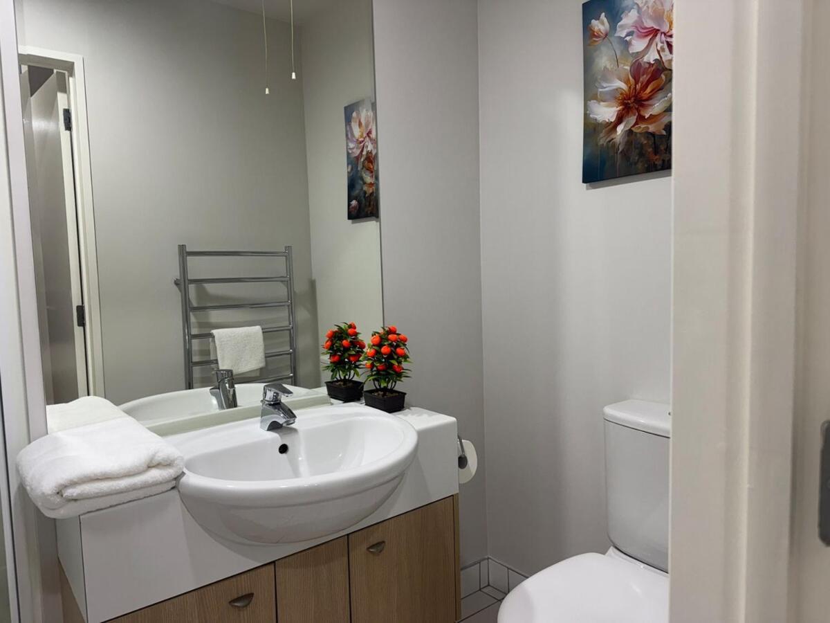 Luxury Penthouse 2 Bd 2 Bth 2 Carparks Pool Auckland
