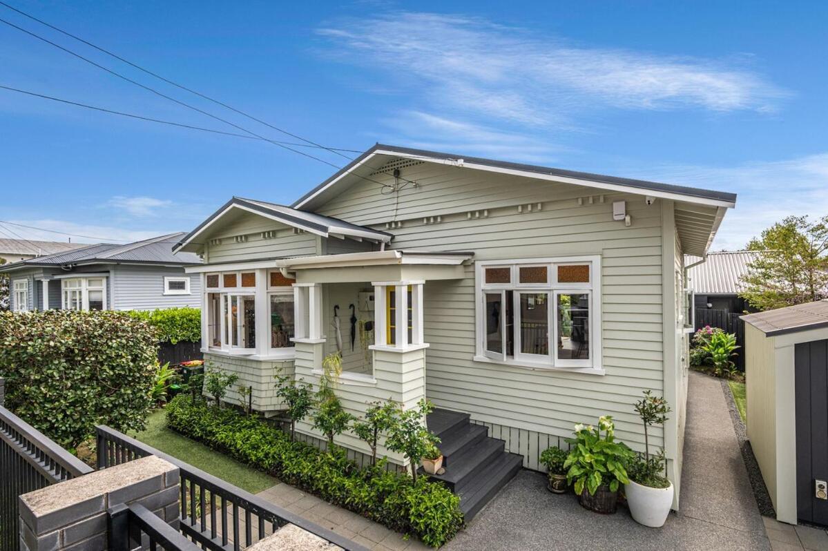 Point Chevalier Life * Auckland