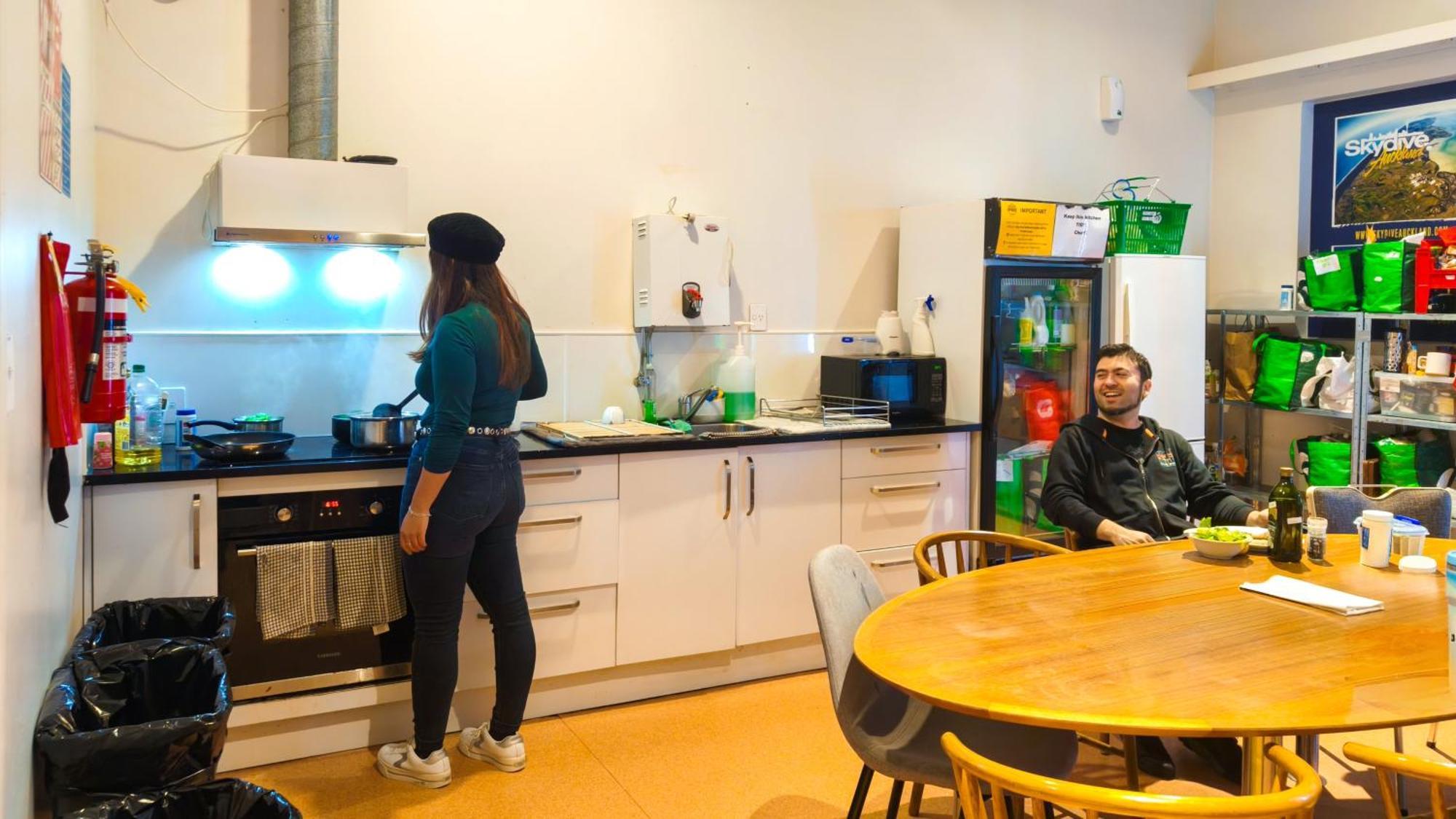 Hostel Metro Adventurer Backpackers *