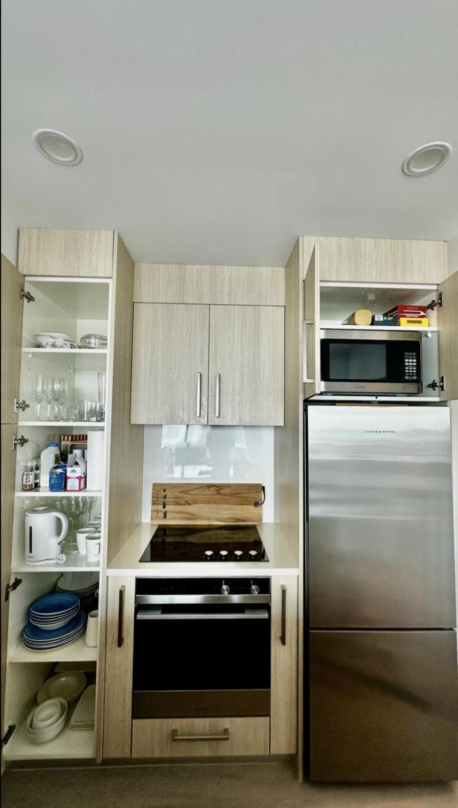 Apartment Just Opposite To Skytower, 2 Bed 2 Bath In Cbd