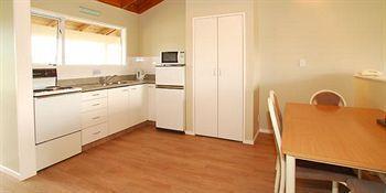 Takapuna Motor 4*