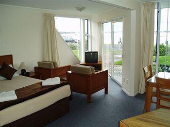 Bucklands Waterfront 3*