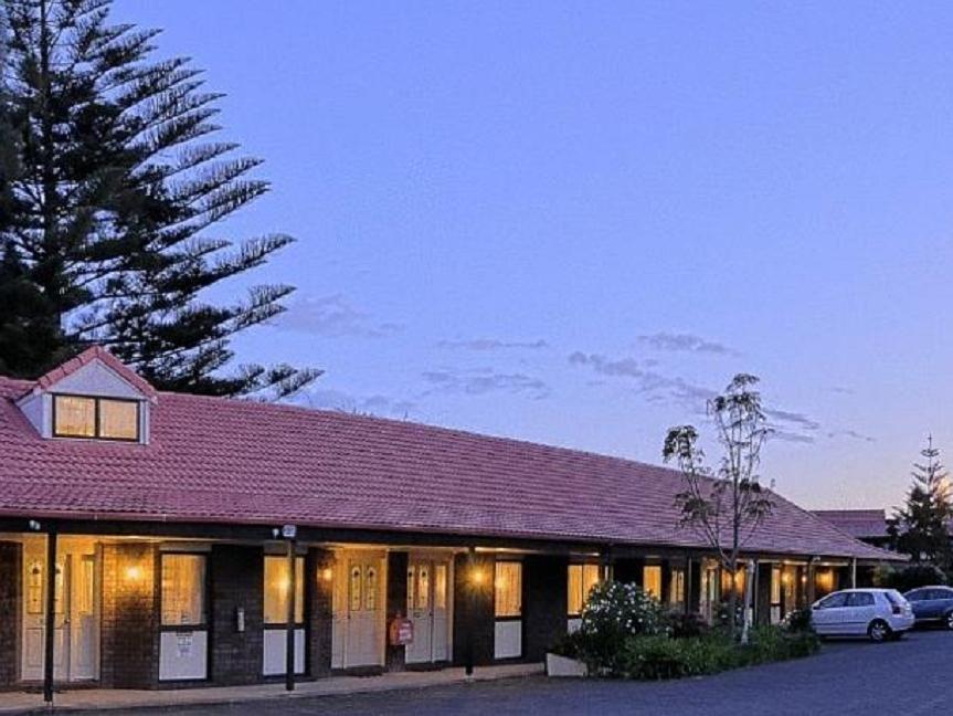 Airport Manor