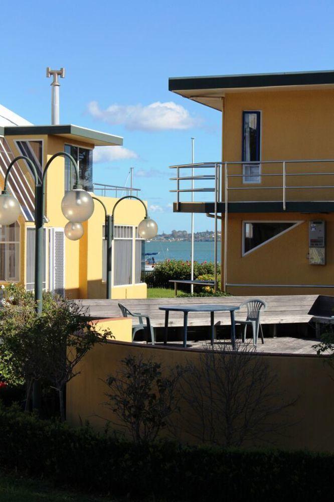 Bucklands Waterfront 3*
