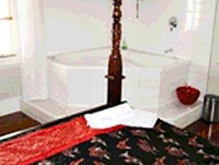 Shooters Saloon & Hotel 2*