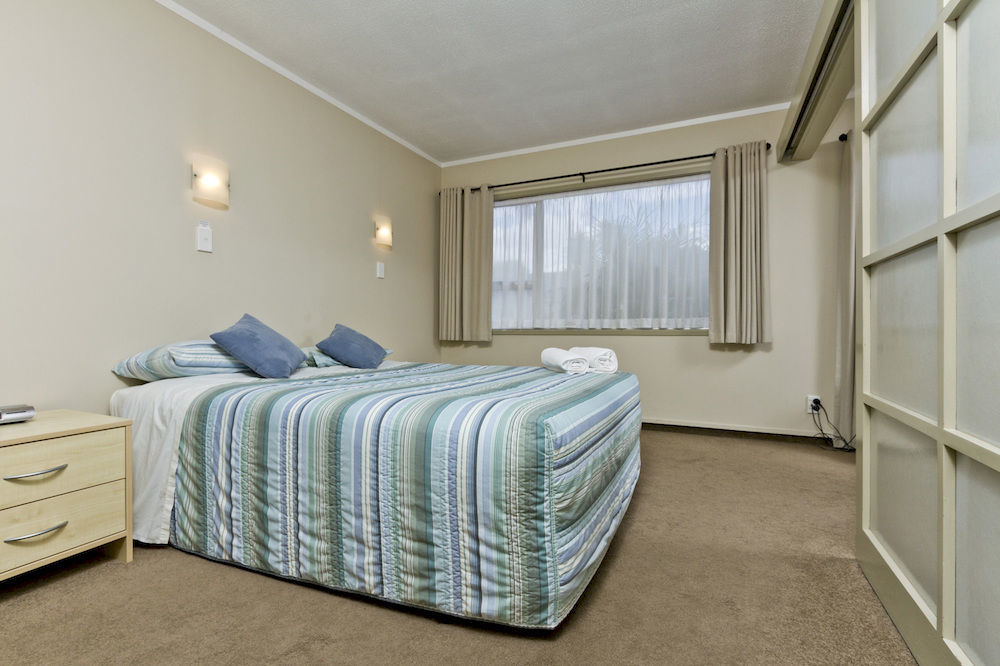 Takapuna Motor 4*