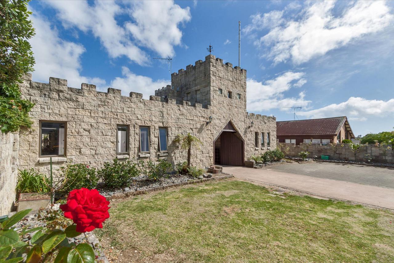 Unique Castle In * Auckland