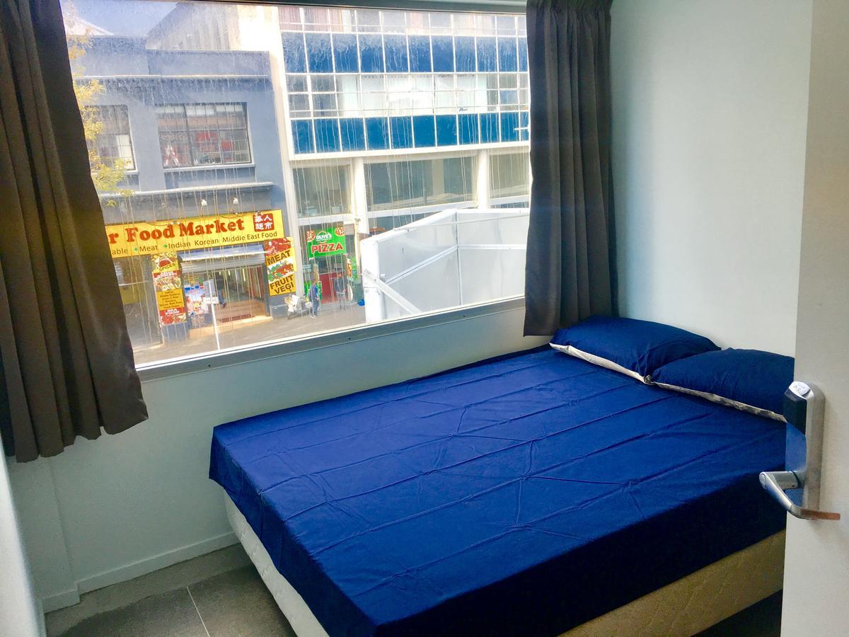 Metro Adventurer Backpackers Hostel *