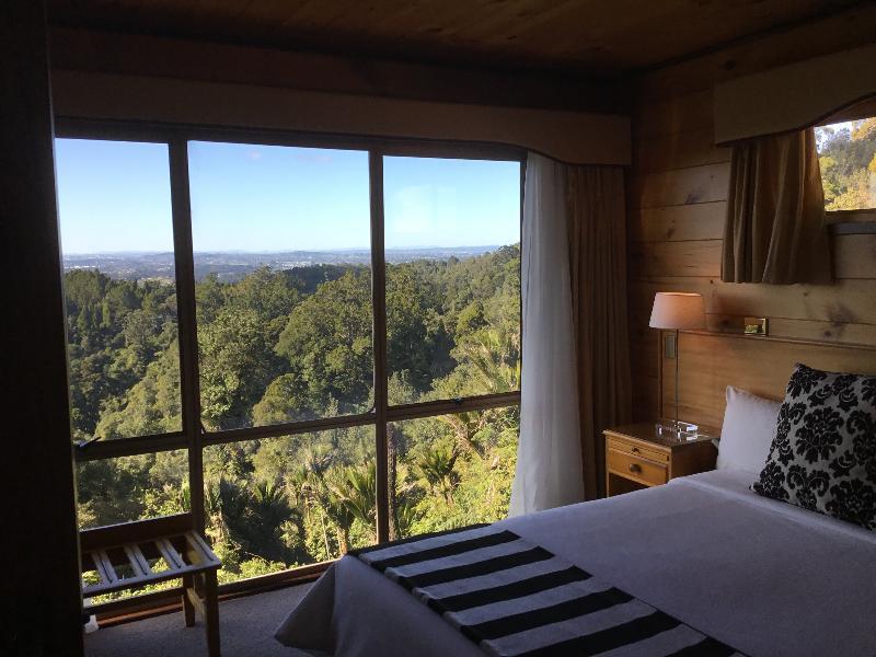 Waitakere & Hotel 4*