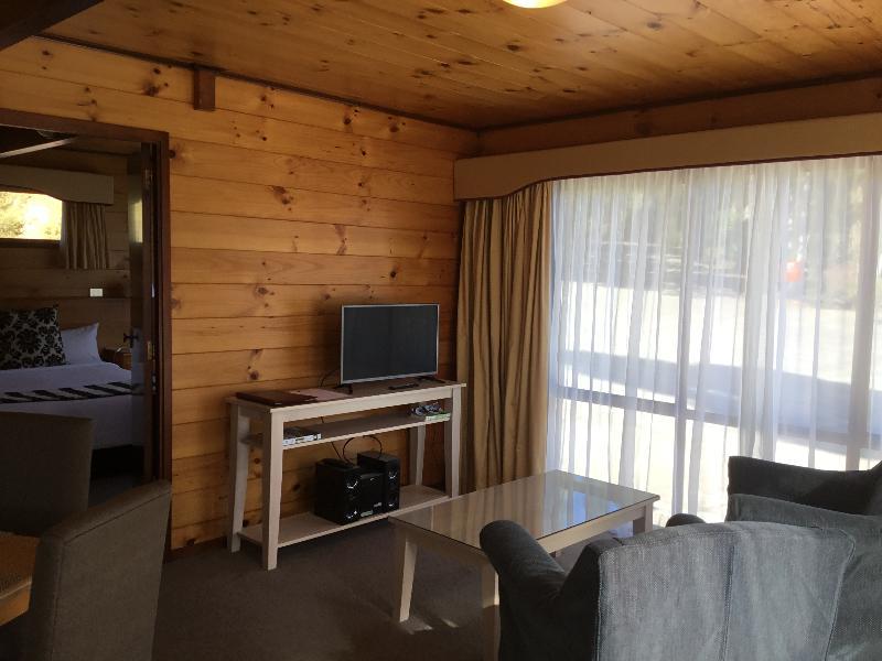 Waitakere & Hotel Auckland