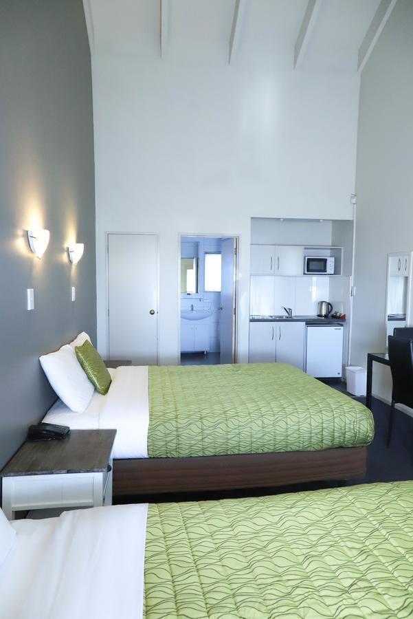 Airport Manor Motel 3*