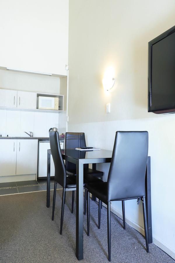 Airport Manor 3*
