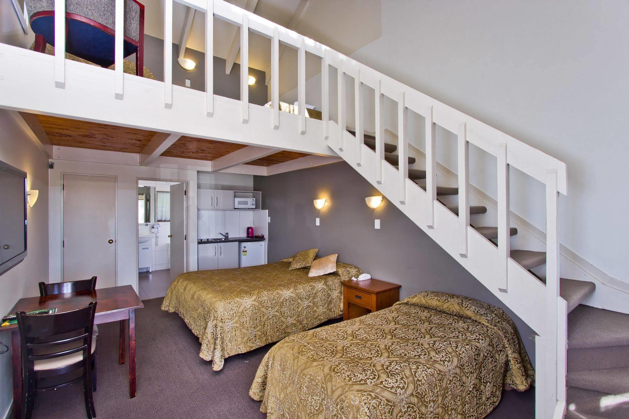 Airport Manor 3*