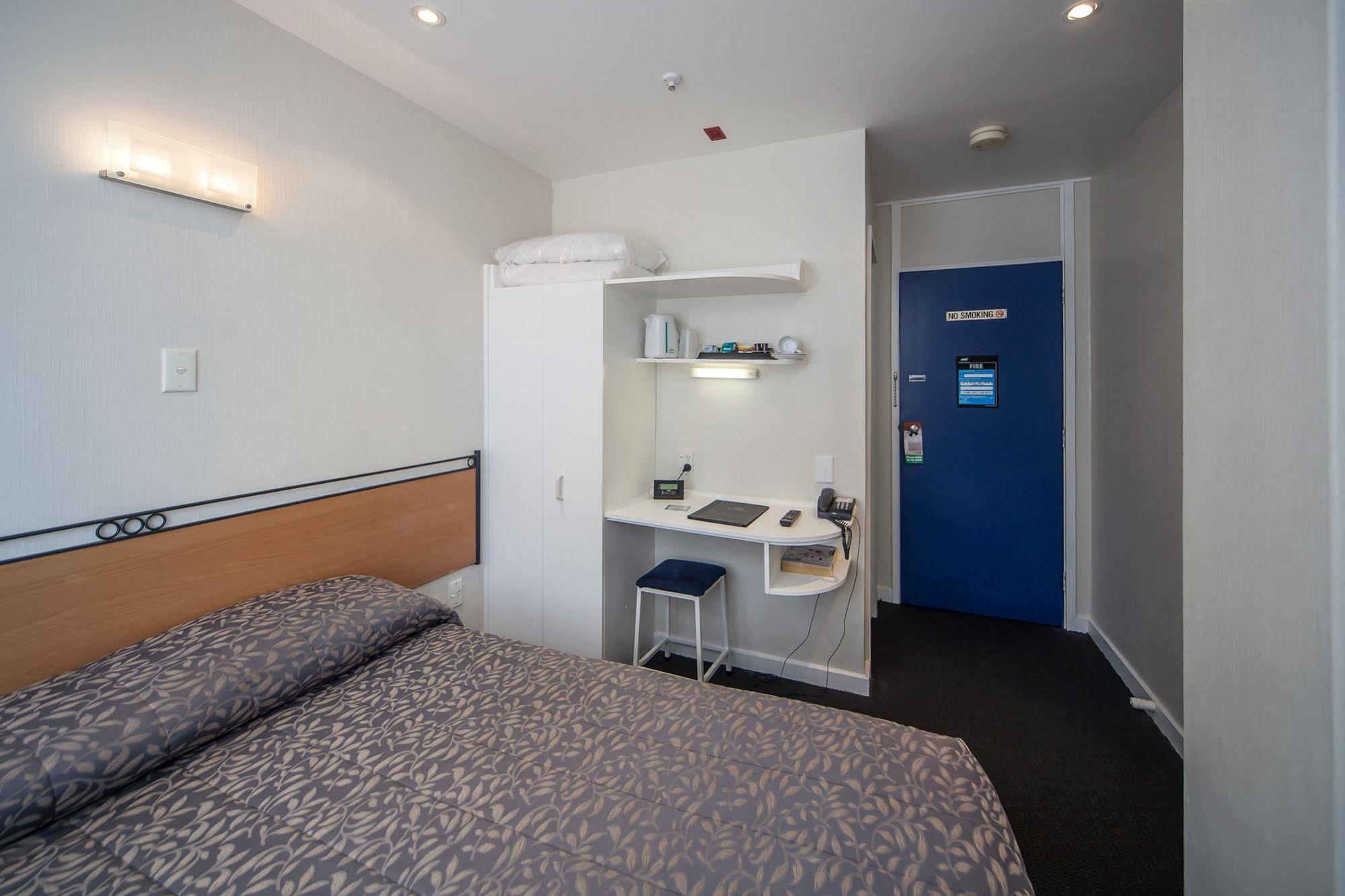 Econo Hotel 3*