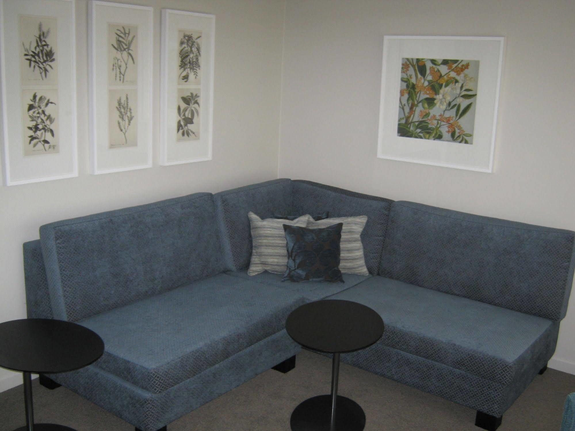Waitakere & Hotel Auckland