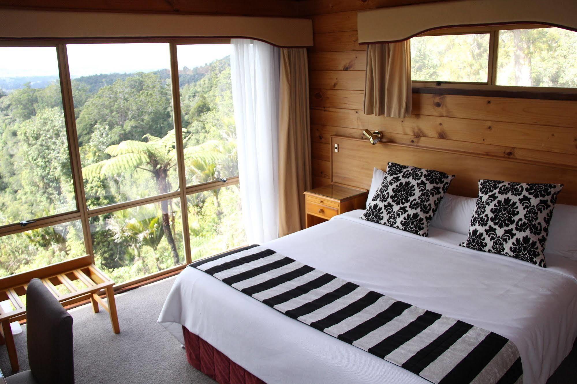Hotel Waitakere & Auckland