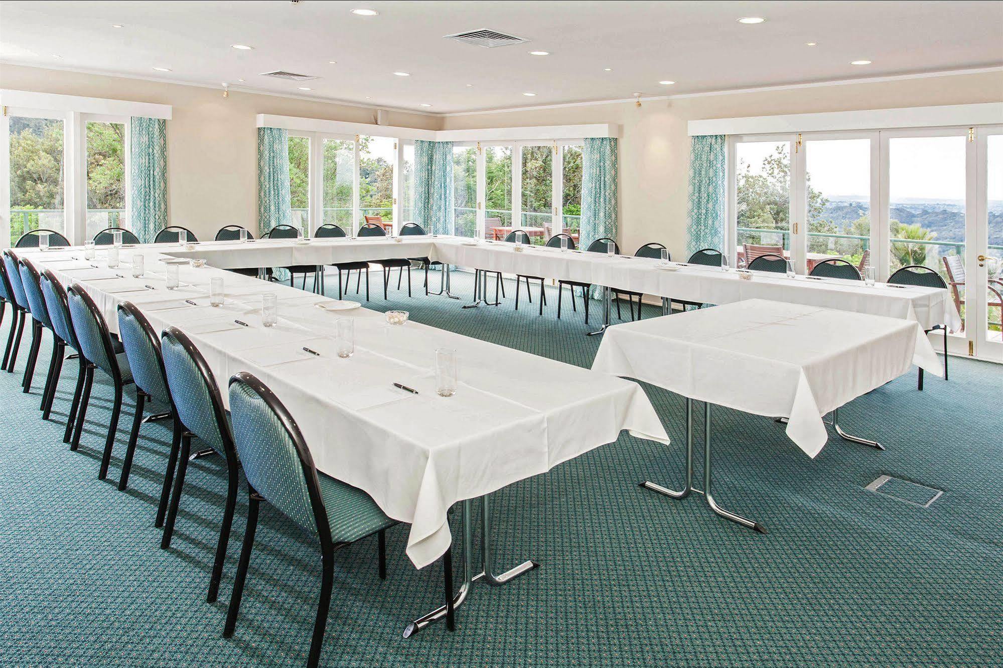 Waitakere & Hotel Auckland