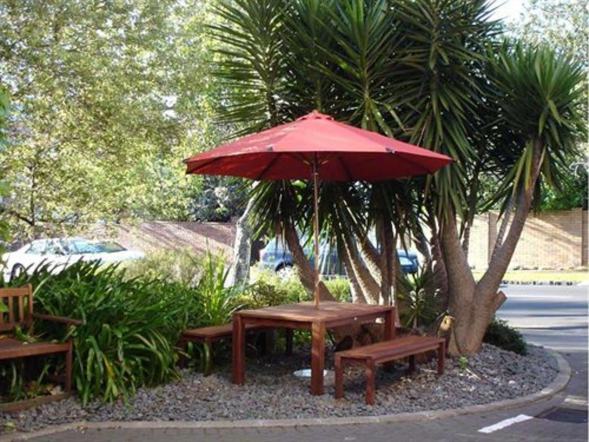 Off Broadway Motel 4*