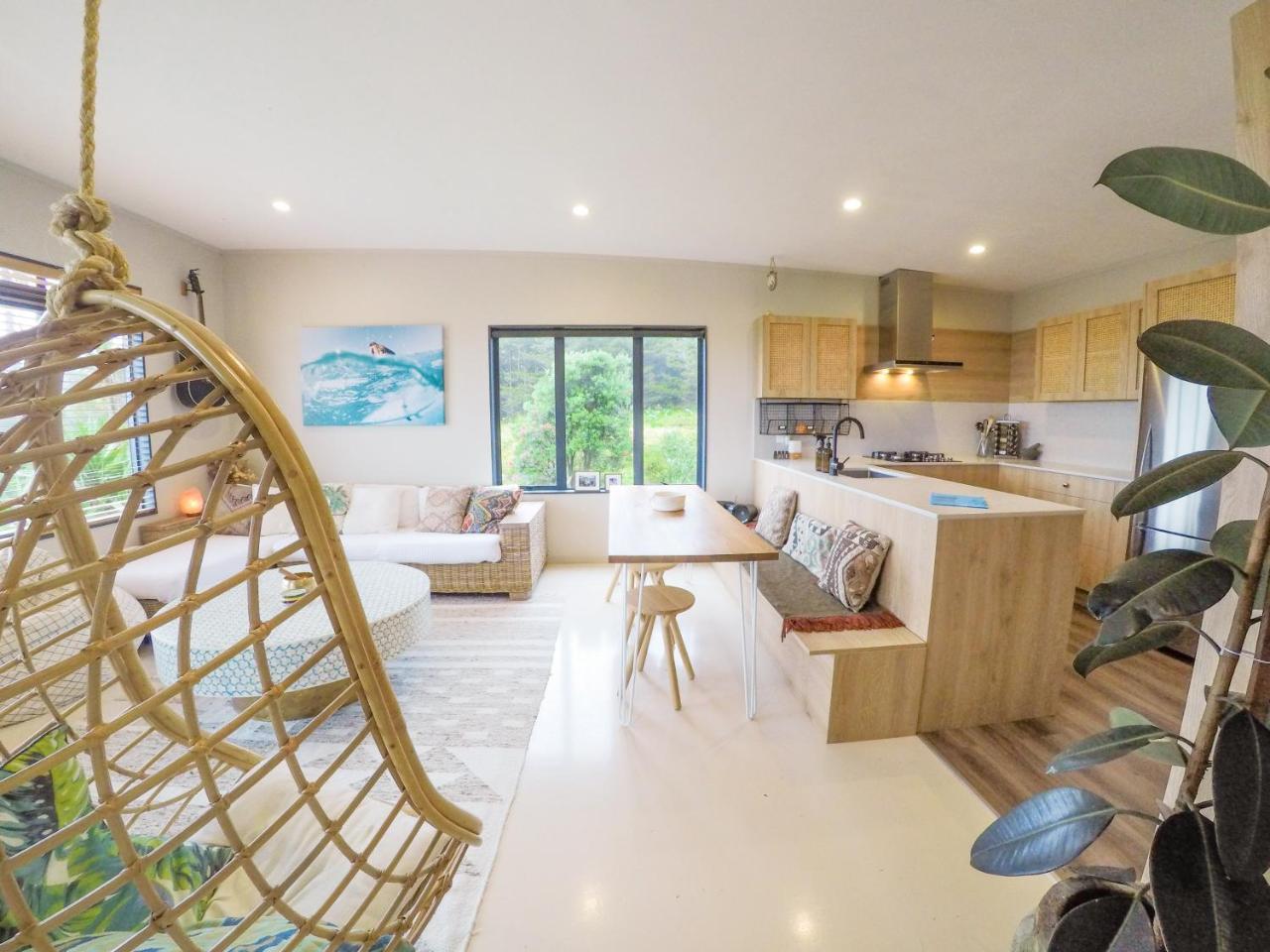 Coast Retreat Muriwai - Walk To The Beach!