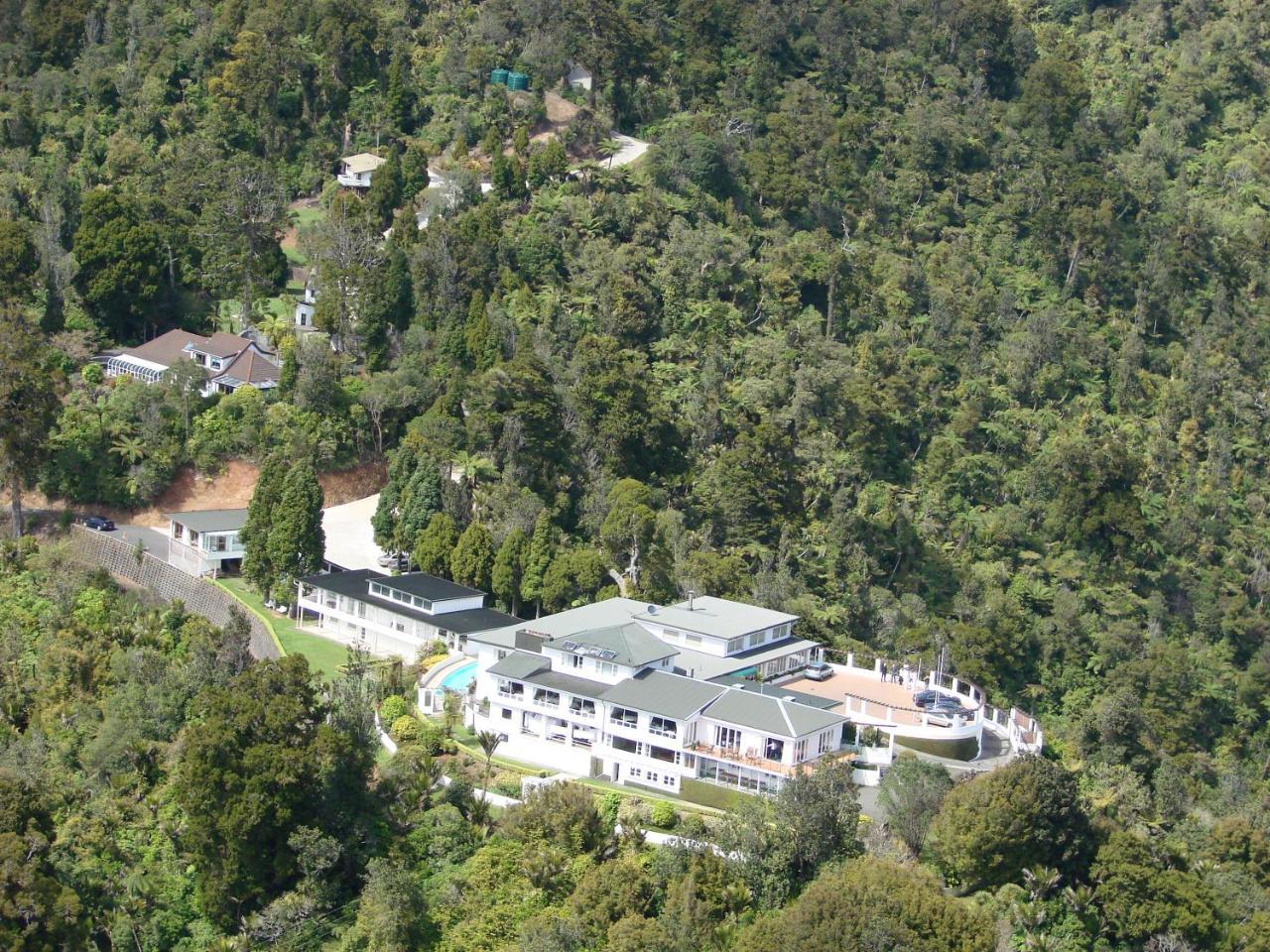 Waitakere & Hotel