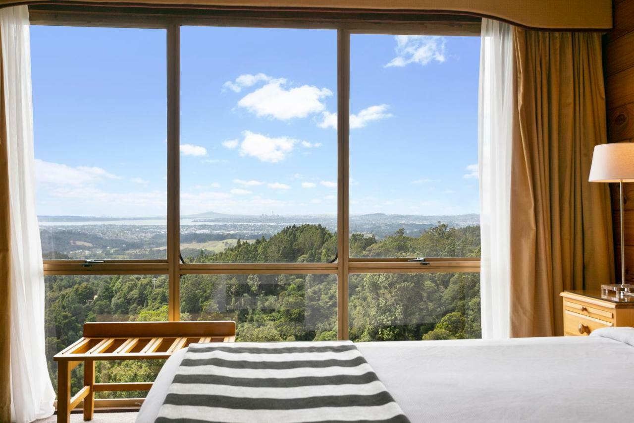 Waitakere & Hotel