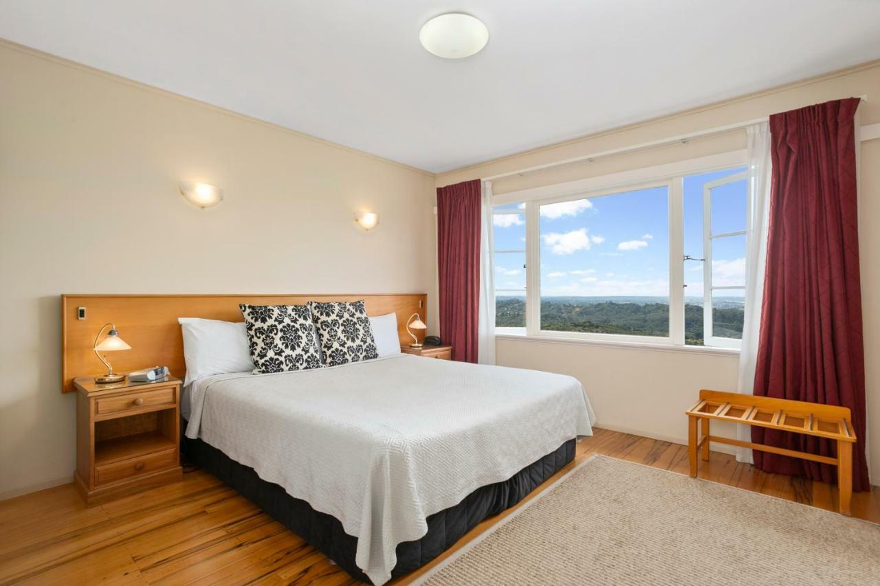 Waitakere & Hotel