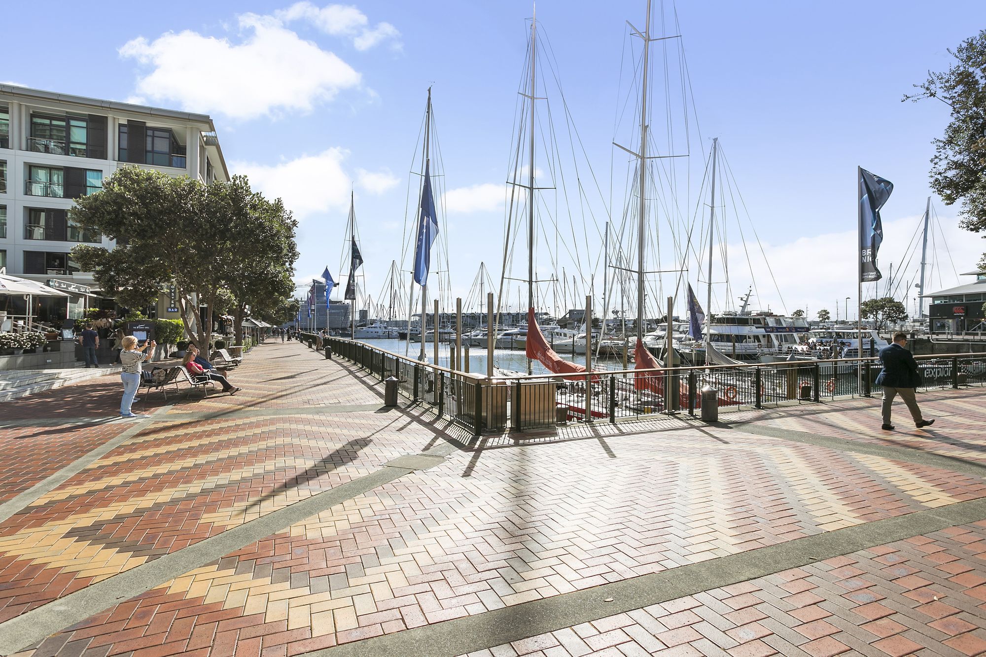 Bright Modern One Bed Marina Penthouse *