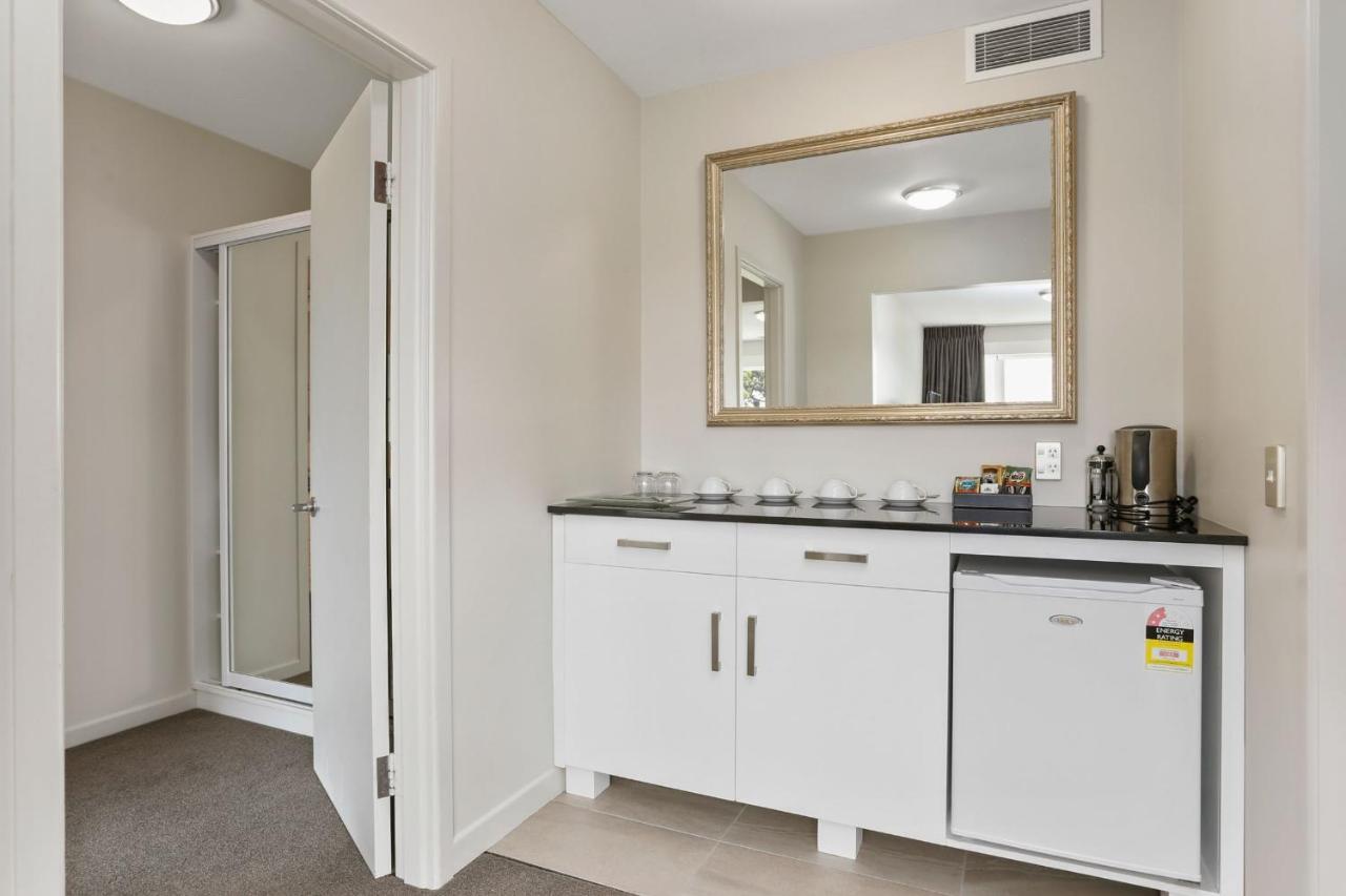Waitakere & Hotel Auckland