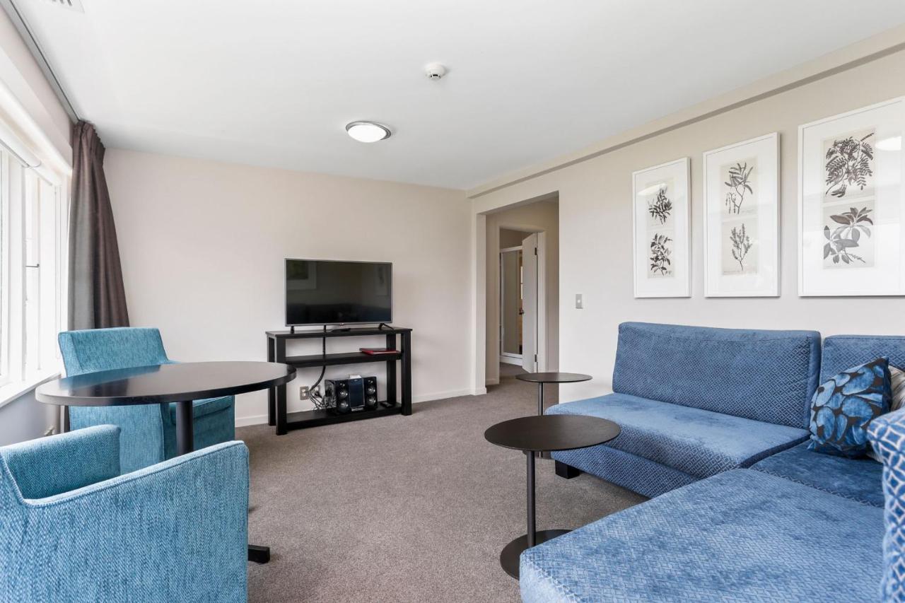 Waitakere & Hotel