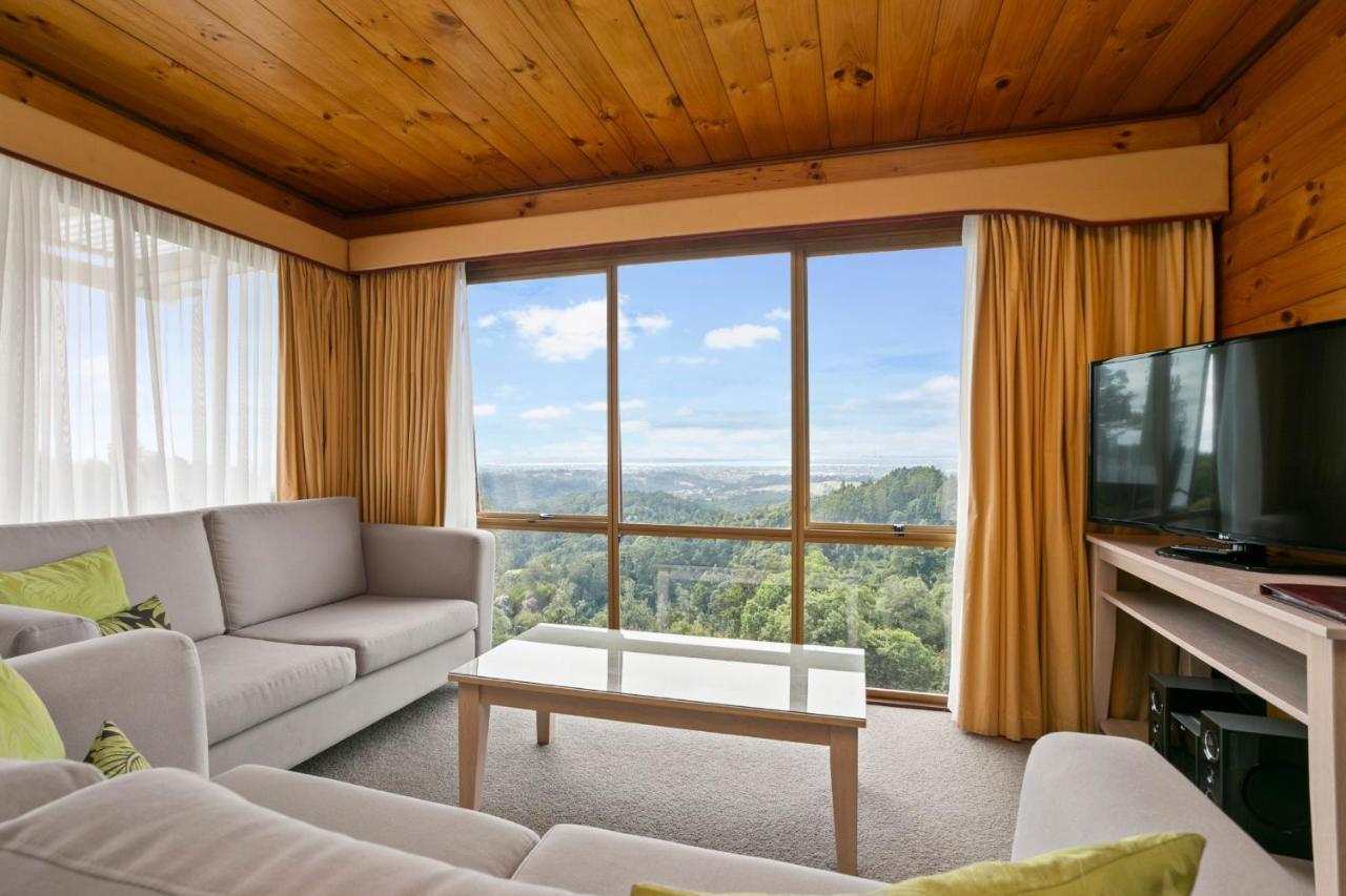 Waitakere & Hotel Auckland