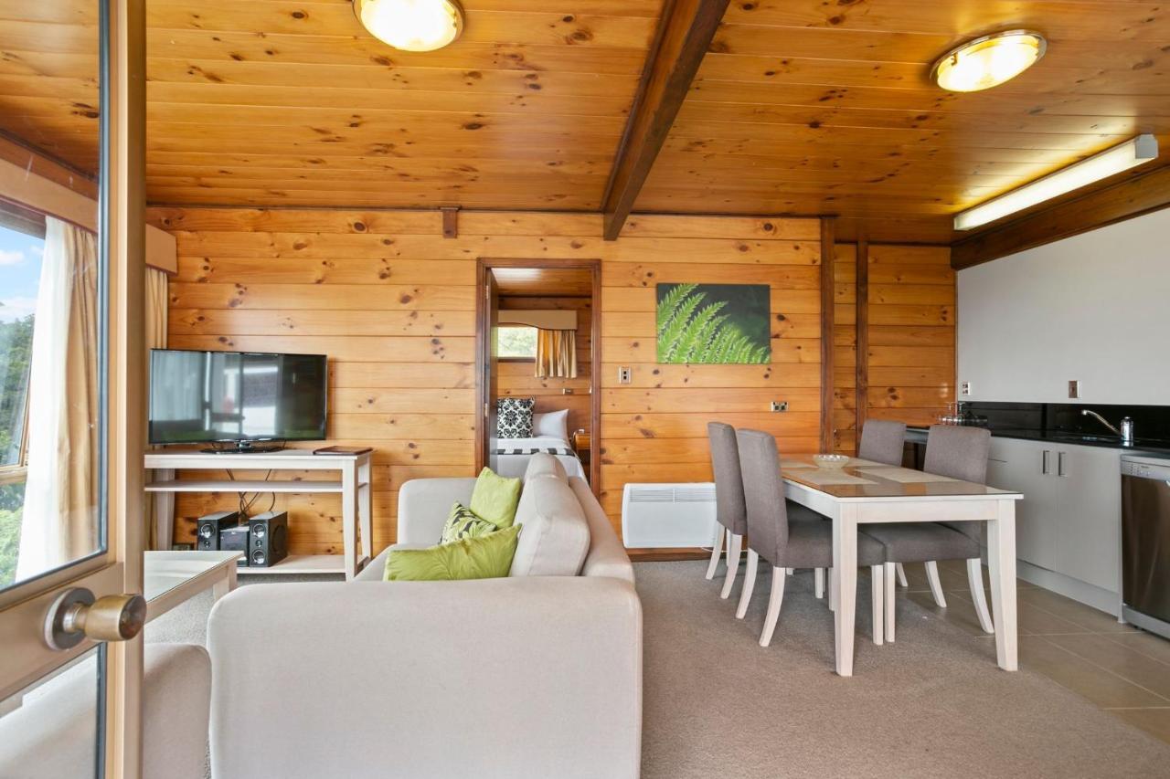 Waitakere & Hotel 4*