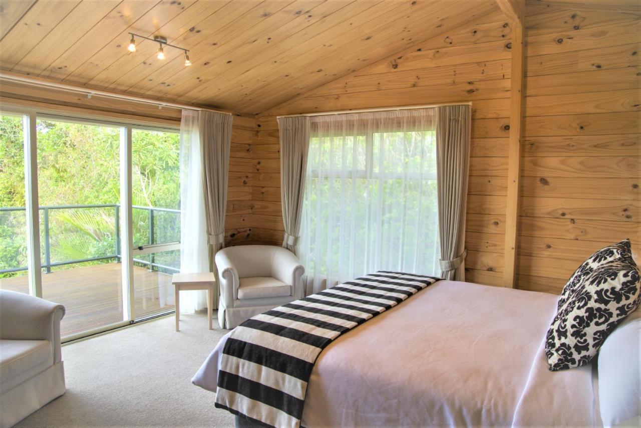 Waitakere & Hotel Auckland