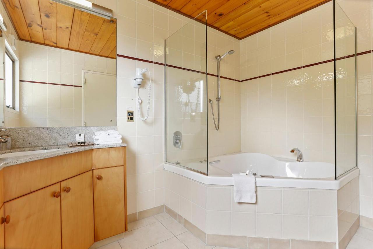 Hotel Waitakere &