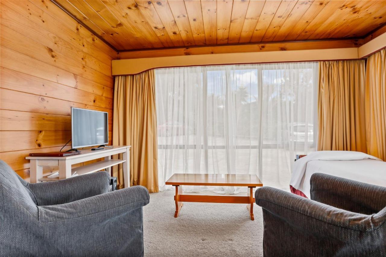 Hotel Waitakere &
