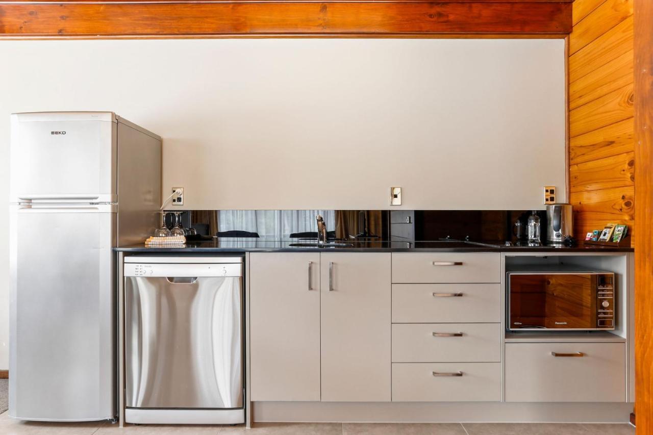 Waitakere & Hotel Auckland