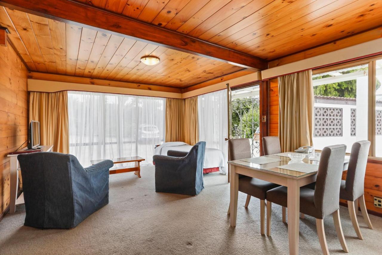Hotel Waitakere &