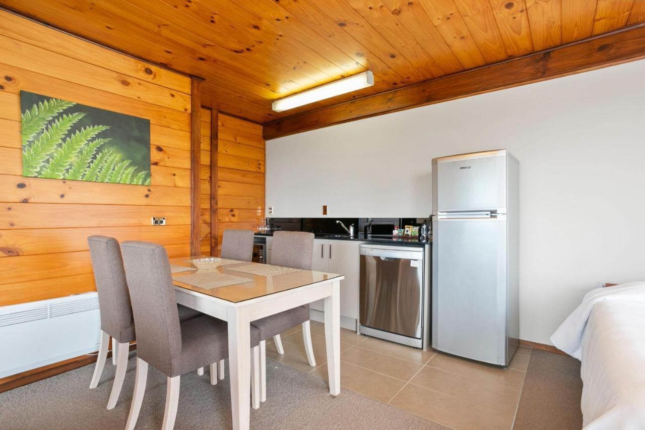 Hotel Waitakere &