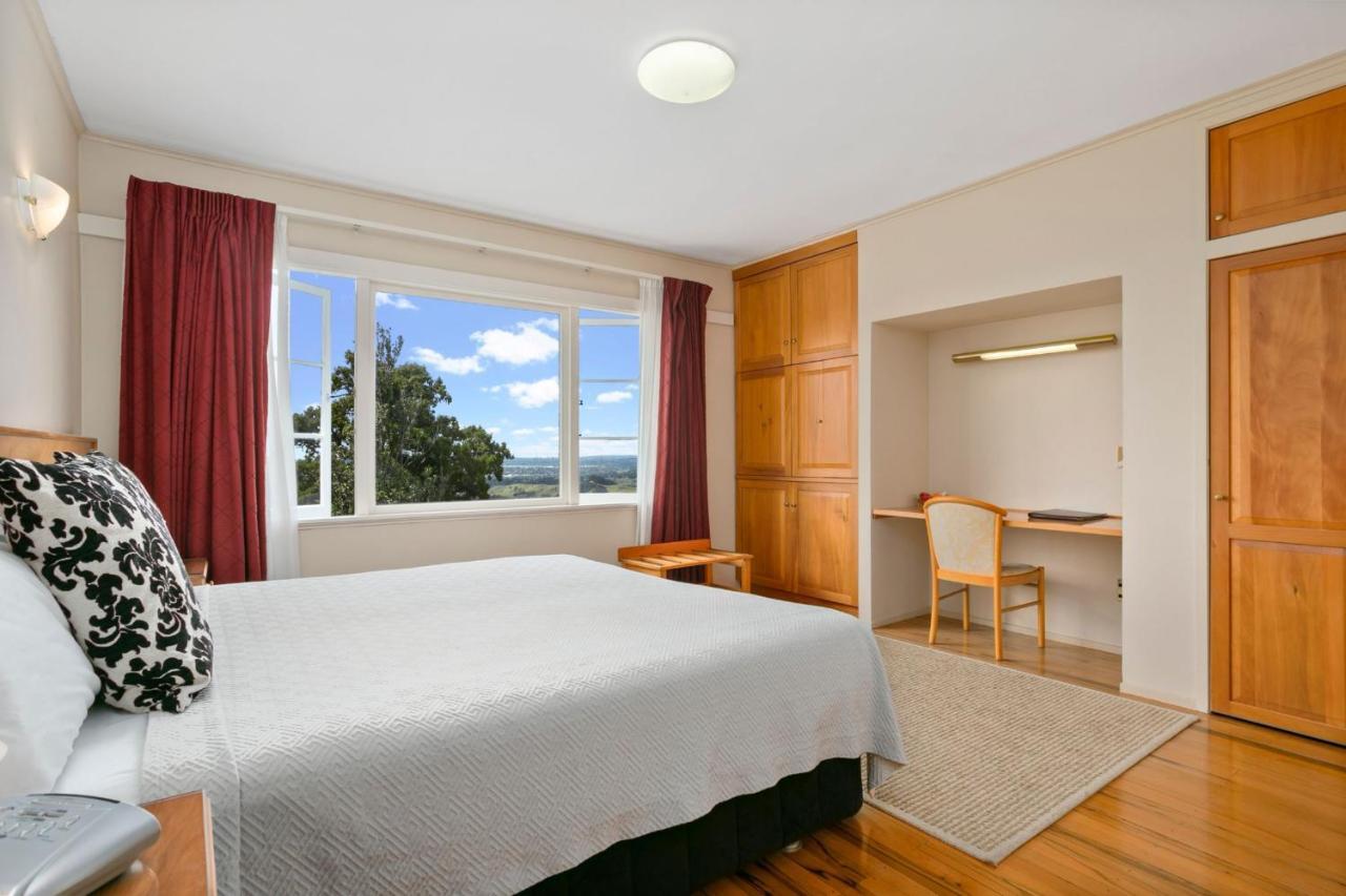 Hotel Waitakere &
